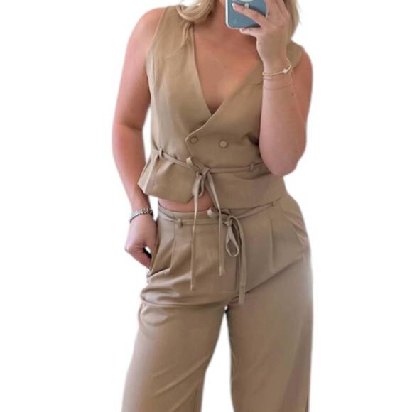 NEW EDIT BY NINE timeless top in taupe - Picture 1 of 2